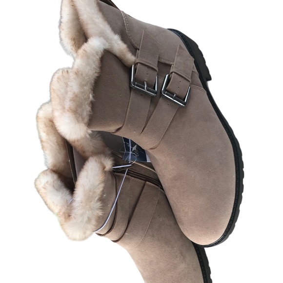 Boots - Picture 3 of 7